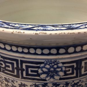 A pair of Chinese blue and white lotus scroll fishbowls, 19th C. — photo 8
