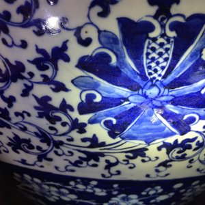 A pair of Chinese blue and white lotus scroll fishbowls, 19th C. — photo 9