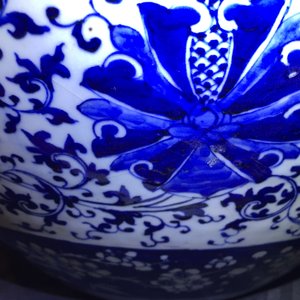 A pair of Chinese blue and white lotus scroll fishbowls, 19th C. — photo 10