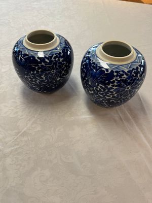 A pair of Chinese blue and white 'Lotus Scroll' jars, 19th C. — photo 1