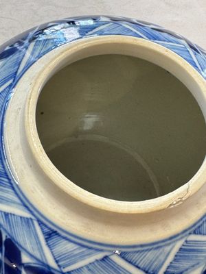 A pair of Chinese blue and white 'Lotus Scroll' jars, 19th C. — photo 12