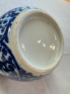 A pair of Chinese blue and white 'Lotus Scroll' jars, 19th C. — photo 15