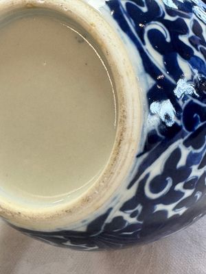 A pair of Chinese blue and white 'Lotus Scroll' jars, 19th C. — photo 17