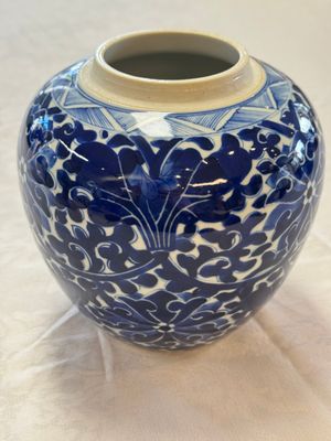 A pair of Chinese blue and white 'Lotus Scroll' jars, 19th C. — photo 18