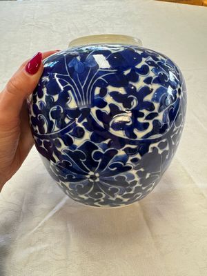 A pair of Chinese blue and white 'Lotus Scroll' jars, 19th C. — photo 19