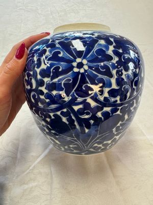 A pair of Chinese blue and white 'Lotus Scroll' jars, 19th C. — photo 20