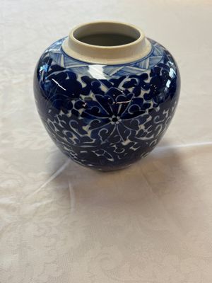 A pair of Chinese blue and white 'Lotus Scroll' jars, 19th C. — photo 2