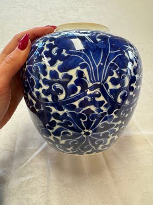A pair of Chinese blue and white 'Lotus Scroll' jars, 19th C. — photo 21