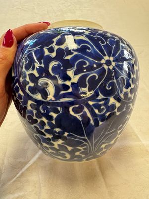 A pair of Chinese blue and white 'Lotus Scroll' jars, 19th C. — photo 22