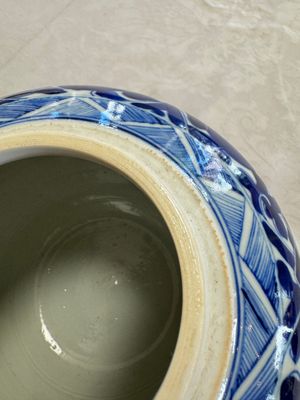 A pair of Chinese blue and white 'Lotus Scroll' jars, 19th C. — photo 27