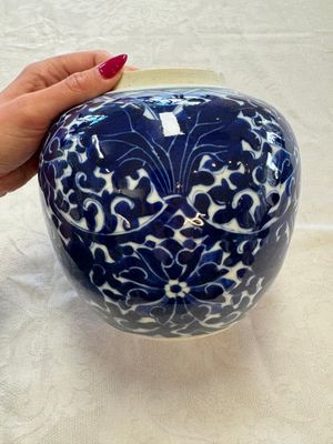 A pair of Chinese blue and white 'Lotus Scroll' jars, 19th C. — photo 3