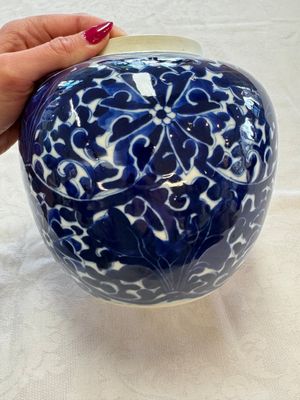 A pair of Chinese blue and white 'Lotus Scroll' jars, 19th C. — photo 5