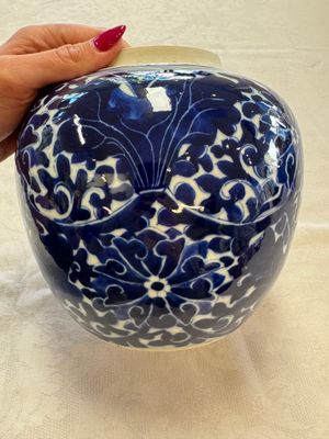 A pair of Chinese blue and white 'Lotus Scroll' jars, 19th C. — photo 6