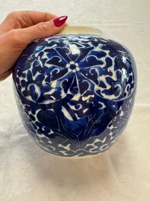 A pair of Chinese blue and white 'Lotus Scroll' jars, 19th C. — photo 7