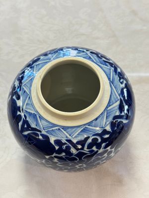 A pair of Chinese blue and white 'Lotus Scroll' jars, 19th C. — photo 9