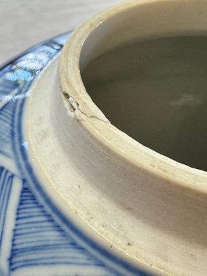 A pair of Chinese blue and white 'Lotus Scroll' jars, 19th C. — photo 10