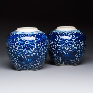 A pair of Chinese blue and white 'Lotus Scroll' jars, 19th C. — photo 1