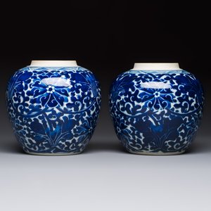 A pair of Chinese blue and white 'Lotus Scroll' jars, 19th C. — photo 2