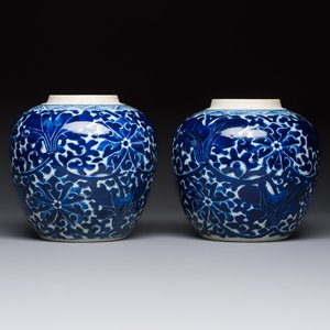 A pair of Chinese blue and white 'Lotus Scroll' jars, 19th C. — photo 3