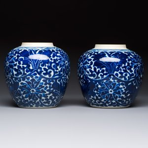A pair of Chinese blue and white 'Lotus Scroll' jars, 19th C. — photo 4