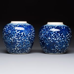 A pair of Chinese blue and white 'Lotus Scroll' jars, 19th C. — photo 5