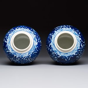 A pair of Chinese blue and white 'Lotus Scroll' jars, 19th C. — photo 6