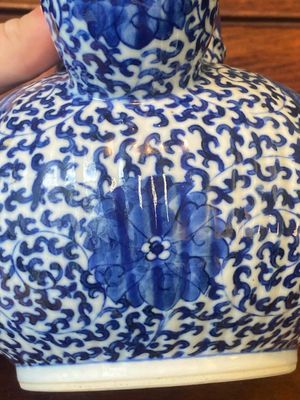 A pair of Chinese blue and white 'lotus scroll' kendis, 19th C. — photo 15