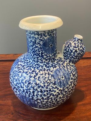 A pair of Chinese blue and white 'lotus scroll' kendis, 19th C. — photo 18