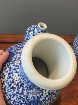 A pair of Chinese blue and white 'lotus scroll' kendis, 19th C. — photo 20