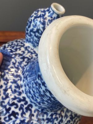 A pair of Chinese blue and white 'lotus scroll' kendis, 19th C. — photo 21