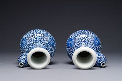 A pair of Chinese blue and white 'lotus scroll' kendis, 19th C. — photo 3