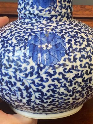 A pair of Chinese blue and white 'lotus scroll' kendis, 19th C. — photo 9