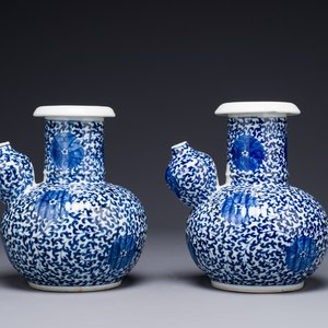 A pair of Chinese blue and white 'lotus scroll' kendis, 19th C. — photo 1