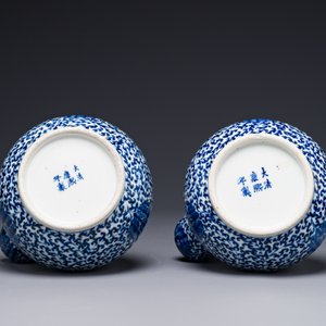 A pair of Chinese blue and white 'lotus scroll' kendis, 19th C. — photo 4