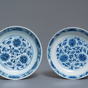A pair of Chinese blue and white 'lotus scroll' plates, Guangxu mark and of the period — 照片 1