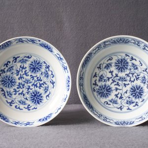 A pair of Chinese blue and white 'lotus scroll' plates, Guangxu mark and of the period — 照片 3