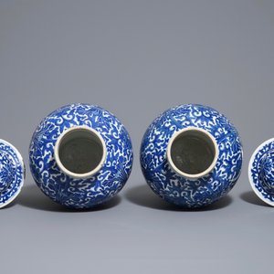 A pair of Chinese blue and white 'lotus scroll' vases and covers, 19th C. — 照片 5