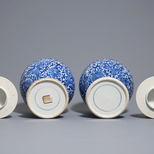 A pair of Chinese blue and white 'lotus scroll' vases and covers, 19th C. — 照片 6