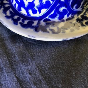 A pair of Chinese blue and white 'lotus scroll' vases and covers, 19th C. — 照片 9