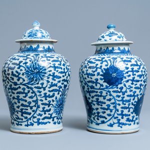 A pair of Chinese blue and white 'lotus scroll' vases and covers, Kangxi — 照片 1