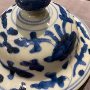 A pair of Chinese blue and white 'lotus scroll' vases and covers, Kangxi — 照片 11