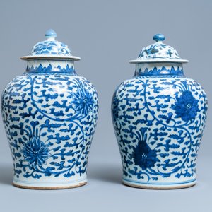 A pair of Chinese blue and white 'lotus scroll' vases and covers, Kangxi — 照片 3