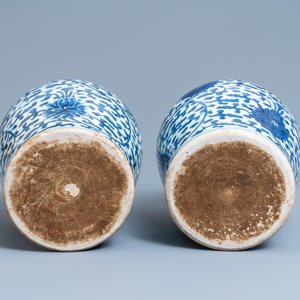 A pair of Chinese blue and white 'lotus scroll' vases and covers, Kangxi — 照片 6