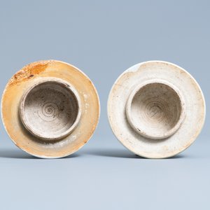 A pair of Chinese blue and white 'lotus scroll' vases and covers, Kangxi — 照片 8