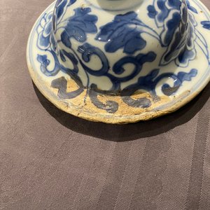A pair of Chinese blue and white 'lotus scroll' vases and covers, Kangxi — 照片 9