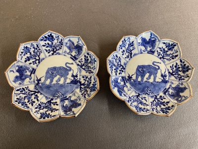 A pair of Chinese blue and white lotus-shaped 'leopard' dishes, Kangxi — photo 1