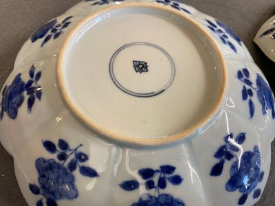 A pair of Chinese blue and white lotus-shaped 'leopard' dishes, Kangxi — photo 5
