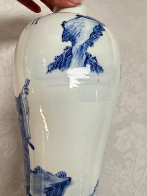 A pair of Chinese blue and white 'Meiping' vases with figures and a poem, signed Xu Banqiu 徐半秋, Kangxi mark, 19th C. — foto 4