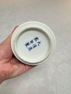 A pair of Chinese blue and white 'Meiping' vases with figures and a poem, signed Xu Banqiu 徐半秋, Kangxi mark, 19th C. — foto 5