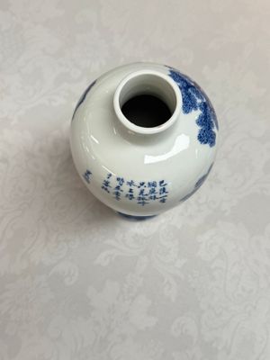 A pair of Chinese blue and white 'Meiping' vases with figures and a poem, signed Xu Banqiu 徐半秋, Kangxi mark, 19th C. — foto 7